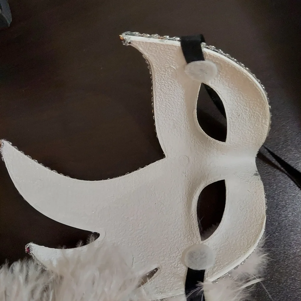 Women's ostrich feather venetian masquerade mask. White/Silver.